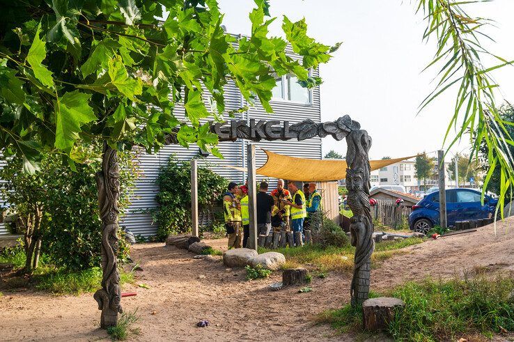 De auto crashte op de speelplaats van het kinderdagverblijf in Stadshagen. - Foto: Peter Denekamp