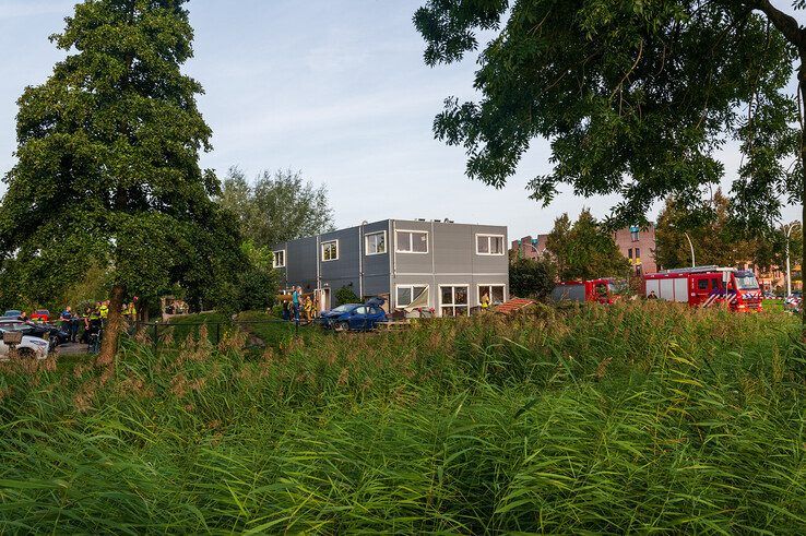 Auto rijdt speelplaats kinderopvang ’t Werkel in Stadshagen op, 2 gewonden - Foto: Peter Denekamp