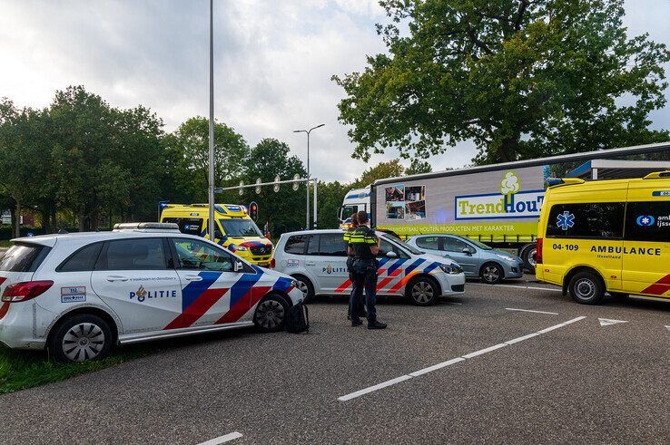 Een tweede ambulance komt met spoed ter plaatse. - Foto: Peter Denekamp