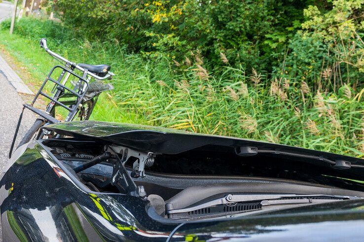 Door de technologie in de BMW werd de motorkap aan de zijde van de voorruit automatisch enkele centimeters omhoog gezet. - Foto: Peter Denekamp