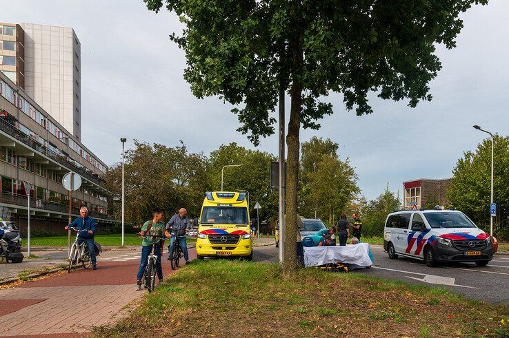 Een scootterijder raakte gewond na een aanrijding met een automobiliste op de Monteverdilaan. - Foto: Peter Denekamp