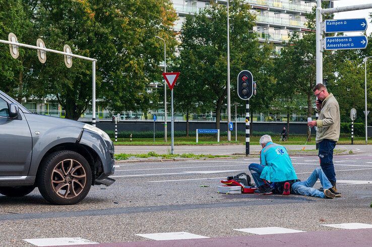 Scooterrijder gewond naar ziekenhuis na aanrijding in Holtenbroek - Foto: Peter Denekamp