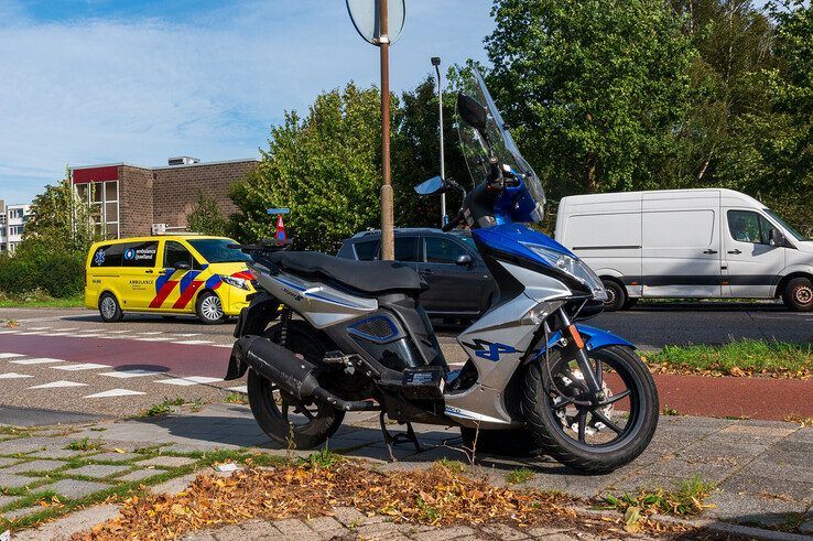 Scooterrijder gewond naar ziekenhuis na aanrijding in Holtenbroek - Foto: Peter Denekamp