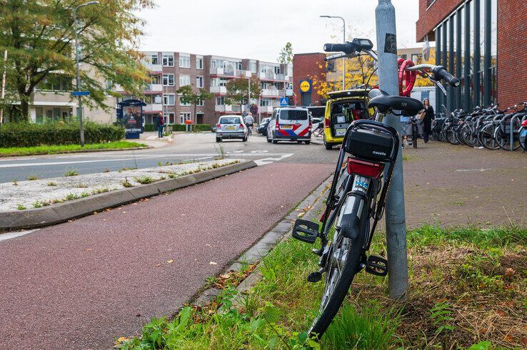 Een fietser raakte gewond op de rotonde bij winkelcentrum Zwolle-Zuid. - Foto: Peter Denekamp