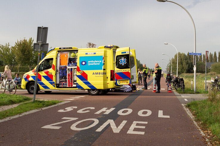 Een fietsster raakte gewond na een botsing met een andere fietser op de Oude Wetering. - Foto: Ruben Meinten