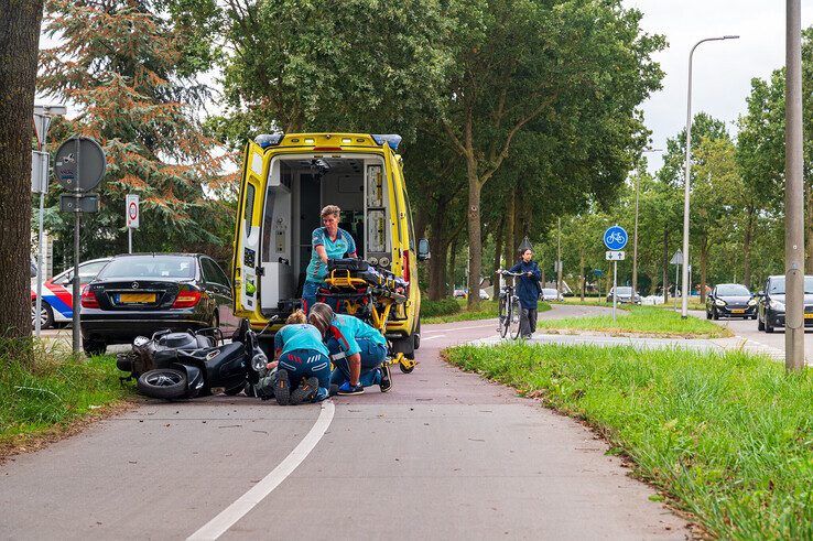 Een scooterrijder ging onderuit op de Burgemeester de Vos van Steenwijklaan. - Foto: Peter Denekamp