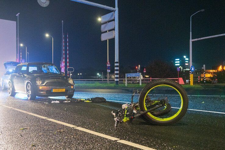 Een fietser raakte zwaargewond op de Zwartewaterallee. - Foto: Peter Denekamp