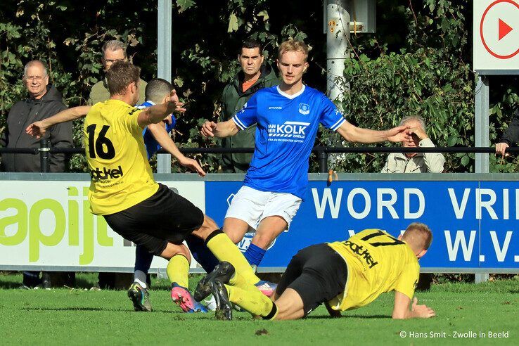 Focus op amateurvoetbal: WVF speelt gelijk tegen DOS Kampen - Foto: Hans Smit