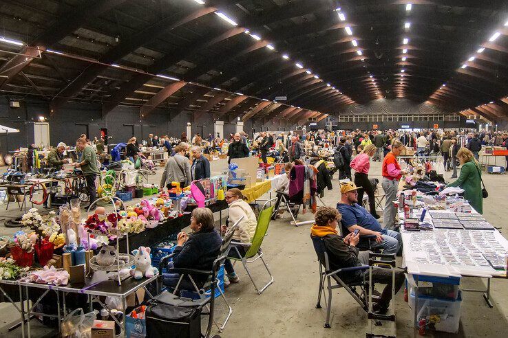 In beeld: Allerlaatste Zwolse Vlooienmarkt, sloop IJsselhallen treft organisator en liefhebbers vlooienmarkten - Foto: Obbe Bakker