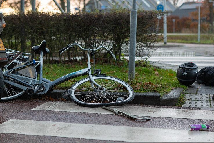 Fietsster gewond naar ziekenhuis na aanrijding op fietspad in Stadshagen - Foto: Ruben Meinten