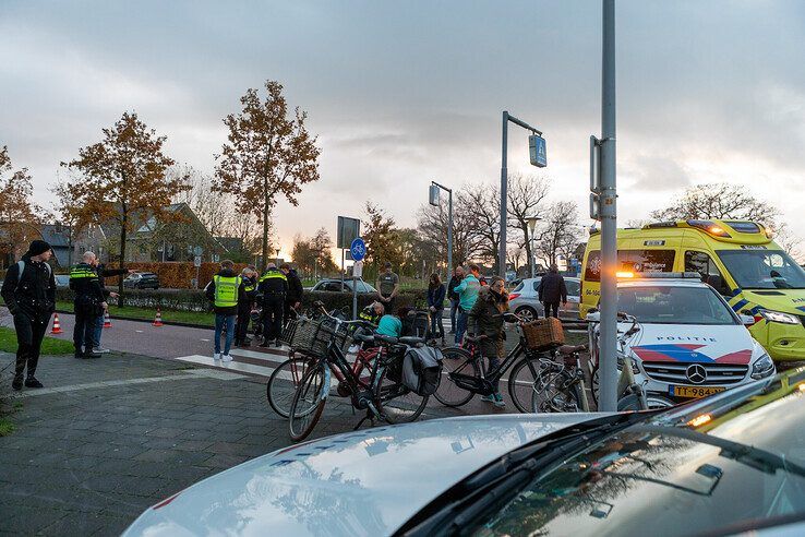 Fietsster gewond naar ziekenhuis na aanrijding op fietspad in Stadshagen - Foto: Ruben Meinten