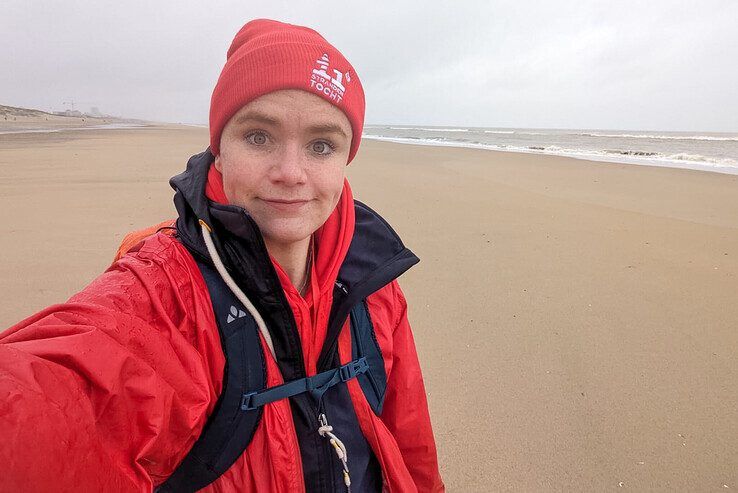 Anja tijdens haar barre tocht langs de kust. - Foto: Anja Schuurman