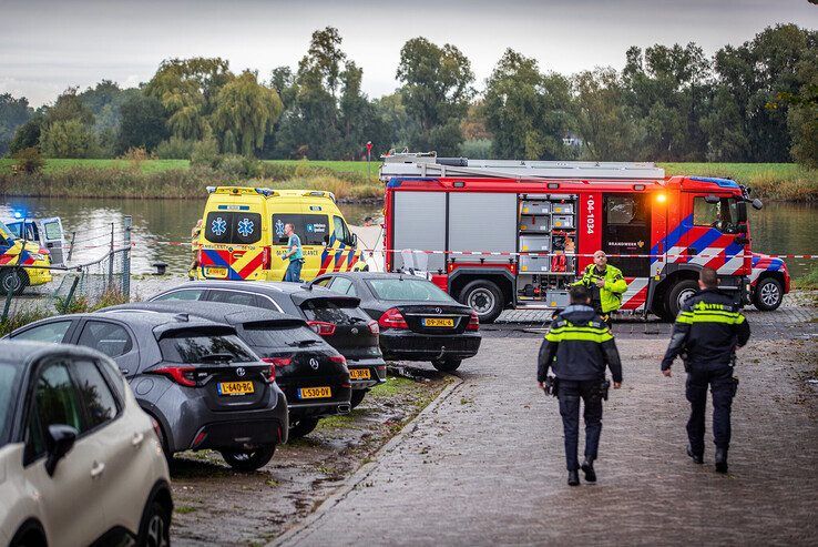 De hulpdiensten in actie op de Loswal in Kampen. - Foto: Hugo Janssen