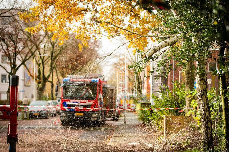 De brandweer in actie op de Zerboltstraat. - Foto: Hugo Janssen