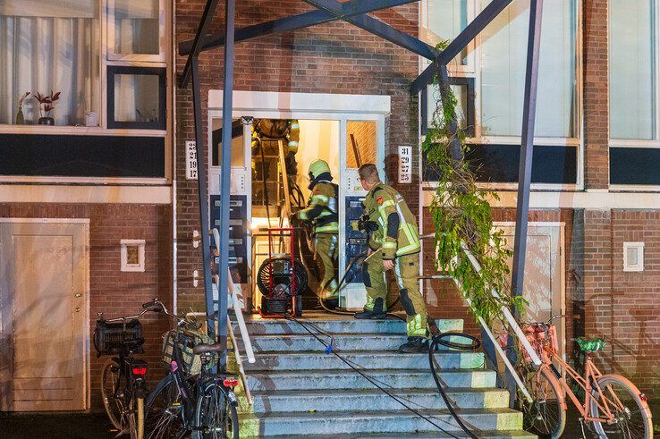 Appartement vol rook in Assendorp, bewoonster naar ziekenhuis - Foto: Peter Denekamp