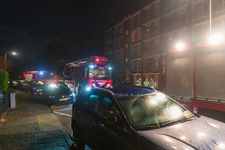 Appartement vol rook in Assendorp, bewoonster naar ziekenhuis - Foto: Peter Denekamp
