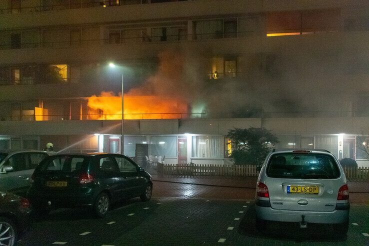 Grote uitslaande brand in appartement aan Lijnbaan/Harm Smeengekade Zwolle - Foto: Peter Denekamp