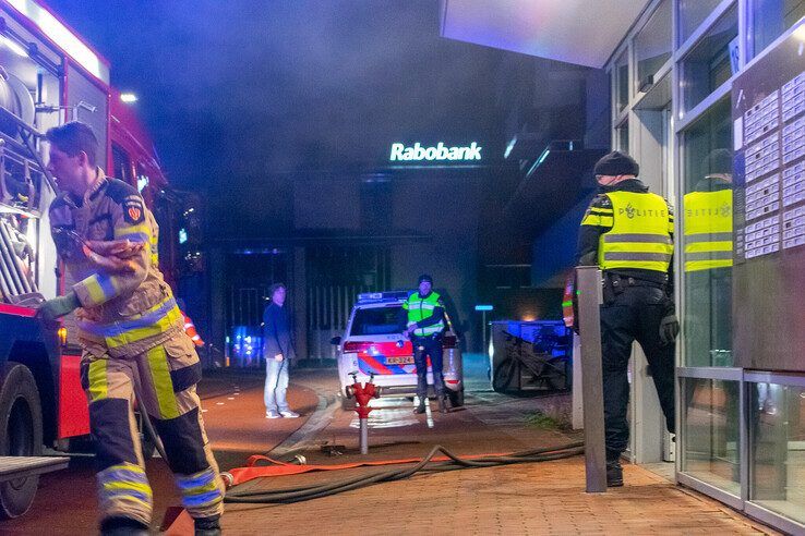Grote uitslaande brand in appartement aan Lijnbaan/Harm Smeengekade Zwolle - Foto: Peter Denekamp