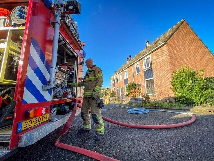 De brandweer bij de woning vol rook aan De Meenthe in Hattem. - Foto: Hugo Janssen