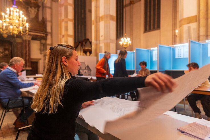 Het tellen van de stemmen in Academiehuis de Grote Kerk in Zwolle. - Foto: Peter Denekamp