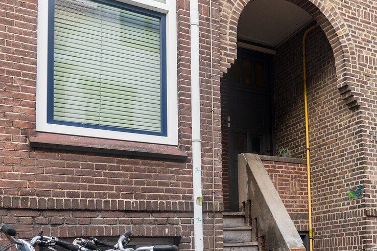 Een gasleiding bij de voordeur van een studentenwoning aan de Lindenstraat. - Foto: Peter Denekamp