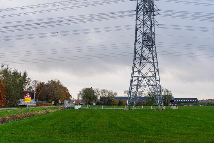 Het werkterrein bij de hoogspanningsmast op de hoek van de Haersterbroekweg en Vijkhoeksweg-Noord in Zwolle. - Foto: Peter Denekamp