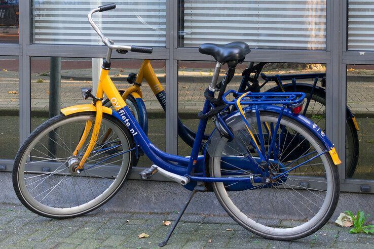 De bekende geel-blauwe OV-fiets van de NS. - Foto: Peter Denekamp