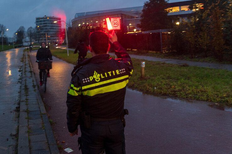 In beeld: Verzekeraar en politie organiseren fietsverlichtingsactie ‘Zorg dat je opvalt’ in Zwolle - Foto: Peter Denekamp