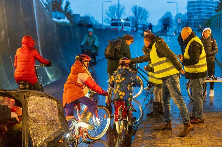 In beeld: Verzekeraar en politie organiseren fietsverlichtingsactie ‘Zorg dat je opvalt’ in Zwolle - Foto: Peter Denekamp