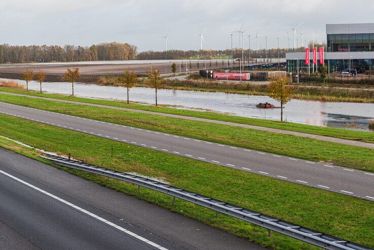 De 'te water geraakte auto' bij de Hermelenweg in Zwolle. - Foto: Peter Denekamp