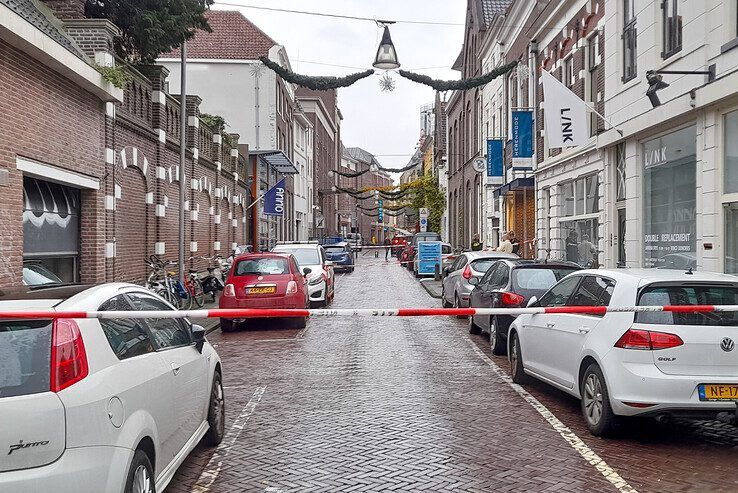 Rood-witte linten aan de zijde van de Korte Kamperstraat. - Foto: Peter Denekamp