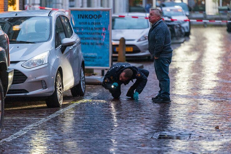 De forensische opsporing doet onderzoek in de Voorstraat. - Foto: Peter Denekamp