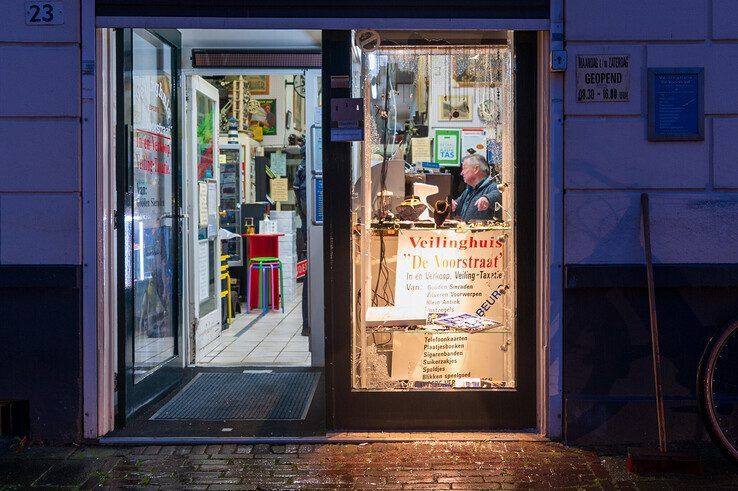 De kapot geslagen ruit en vitrine van Veilinghuis de Voorstraat. - Foto: Peter Denekamp