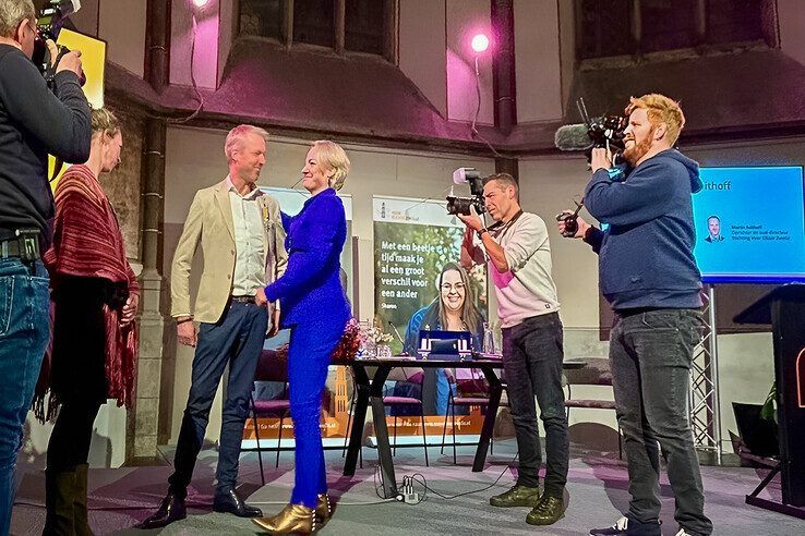 De burgemeester van Dalfsen reikt de koninklijke onderscheiding uit aan Martin Suithoff. - Foto: Wim Eikelboom