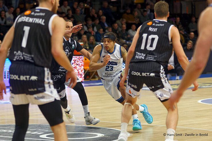 In beeld: Landstede Hammers buigt hoofd voor Tartu Ülikoo - Foto: Hans Smit