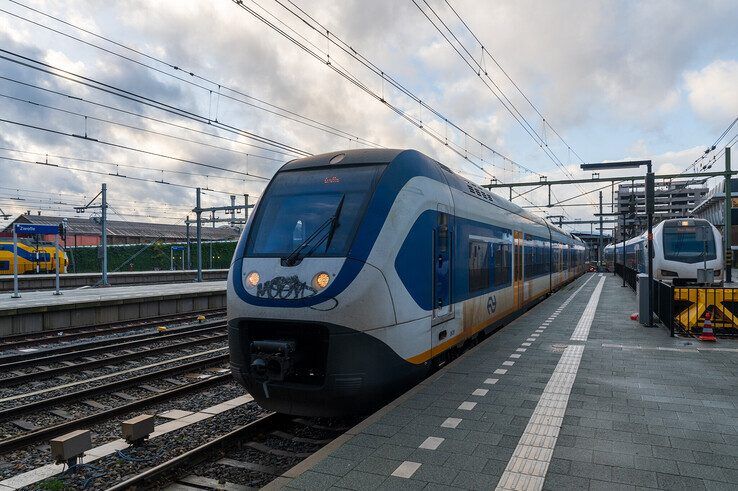 Een Sprinter van de NS rijdt station Zwolle binnen.