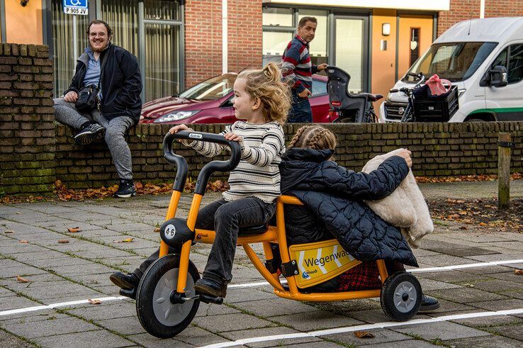 Kinderen leren fietsen op het plein van de Nieuwkomersschool. - Foto: Obbe Bakker