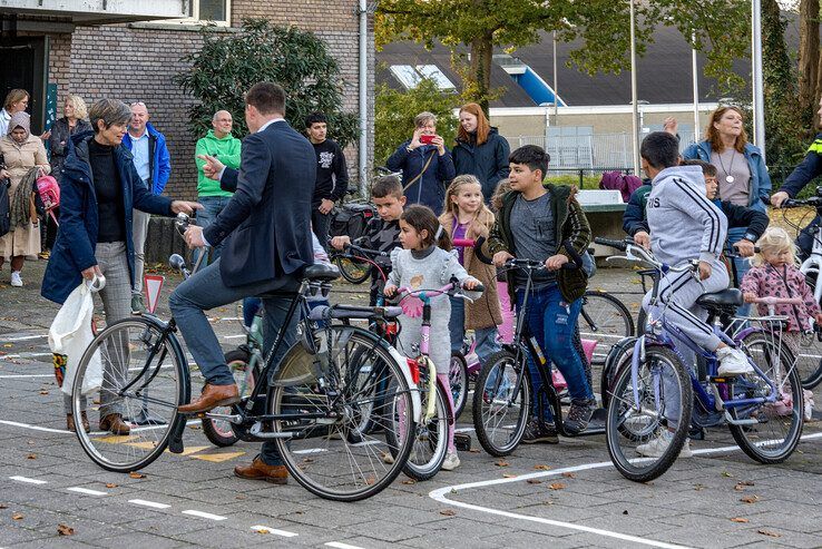 In beeld: Kinderen uit Kamperpoort kunnen op speelse manier leren fietsen op ANWB Verkeersplein - Foto: Obbe Bakker