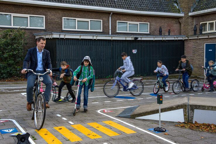 In beeld: Kinderen uit Kamperpoort kunnen op speelse manier leren fietsen op ANWB Verkeersplein - Foto: Obbe Bakker
