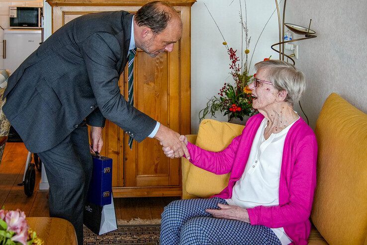 Burgemeester Peter Snijders op bezoek bij de 100-jarige Dirkje. - Foto: Obbe Bakker