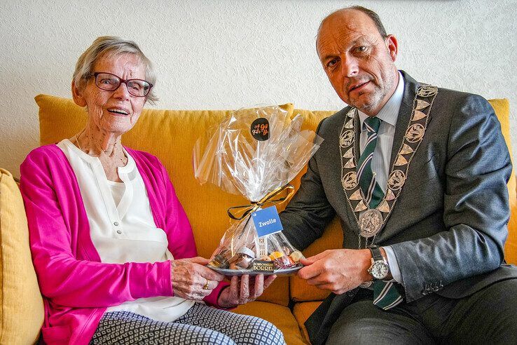 Dirkje van der Veen viert haar 100e verjaardag in Zwolle - Foto: Obbe Bakker