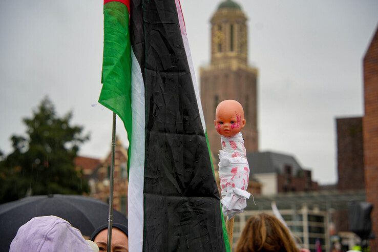 Bebloede babypoppen werden meegevoerd door demonstranten. - Foto: Obbe Bakker
