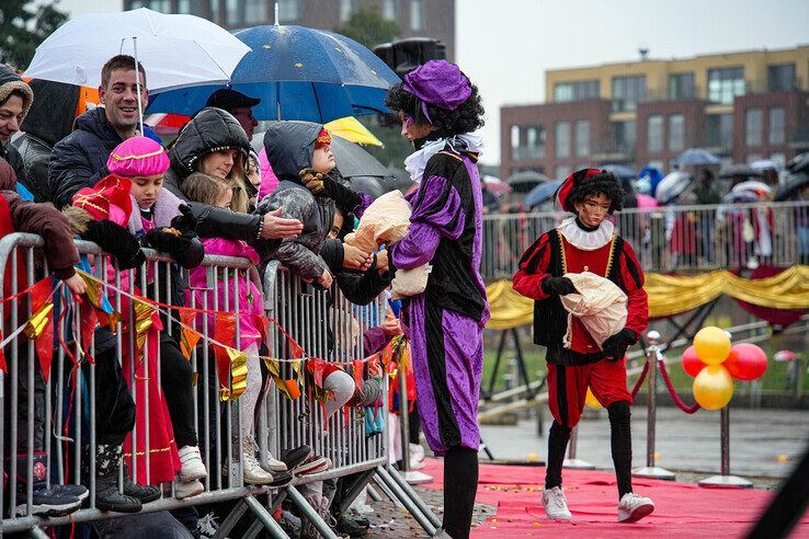 In beeld: Sinterklaas zet voet aan wal in Zwolle - Foto: Obbe Bakker