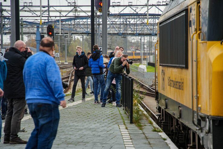 Treinfanaten met camera in de aanslag op station Zwolle voor afscheid locomotieven - Foto: Obbe Bakker