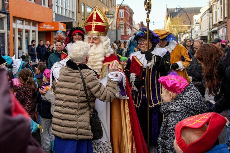 In beeld: Feestvreugde en pepernoten bij aankomst Sint in Assendorp - Foto: Obbe Bakker