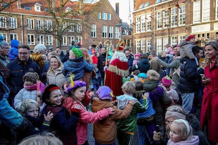 In beeld: Feestvreugde en pepernoten bij aankomst Sint in Assendorp - Foto: Obbe Bakker