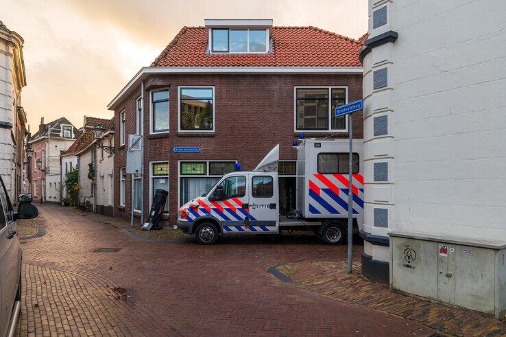 De politie doet aanvullend onderzoek in de woning van Maas van den Heuvel. - Foto: Peter Denekamp
