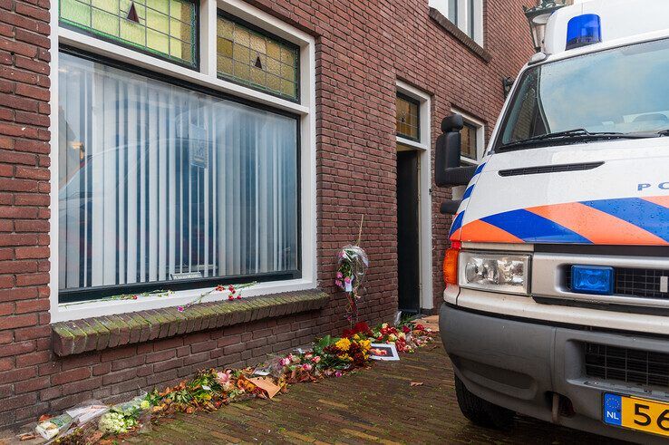 Opnieuw strijkt recherche neer bij woning Maas van den Heuvel in Kampen - Foto: Peter Denekamp