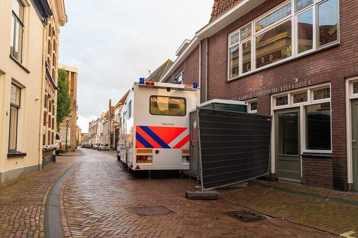 Opnieuw strijkt recherche neer bij woning Maas van den Heuvel in Kampen - Foto: Peter Denekamp