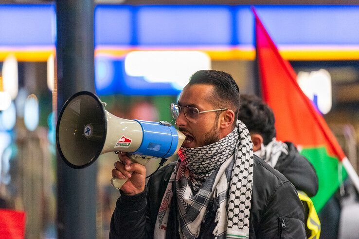 Man aangehouden tijdens pro-Palestinademonstratie bij station Zwolle - Foto: Peter Denekamp